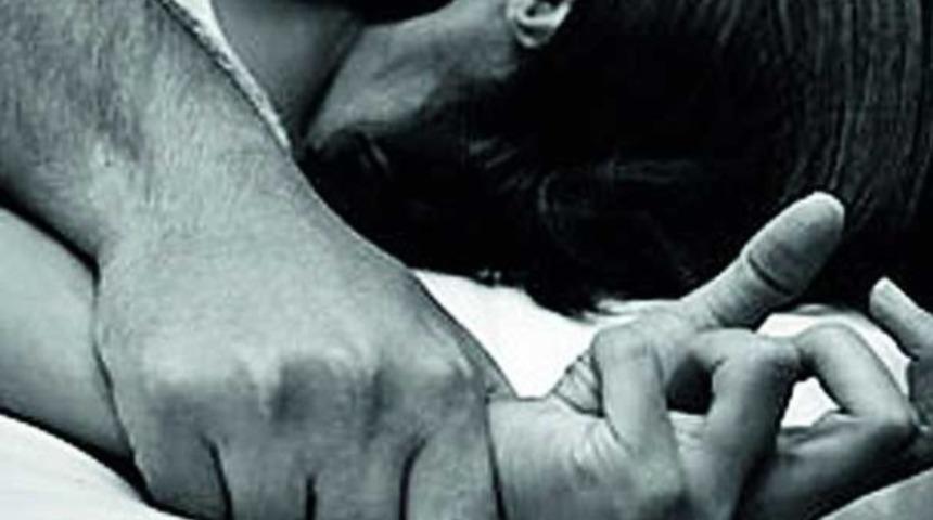 &Ccedil;ıplak g&ouml;r&uuml;nt&uuml;lerini g&ouml;stererek tecav&uuml;z etti