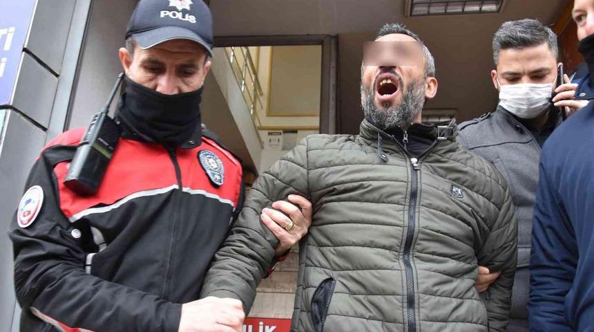 AK Parti il&ccedil;e binasının &ccedil;atısına &ccedil;ıkıp Cumhurbaşkanı'na hakaret etti! G&ouml;zaltına alındı