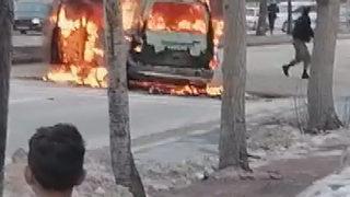 Bir anlık öfkeyle aracını durdurup benzin dökerek yaktı! İlk sözleri şoke etti