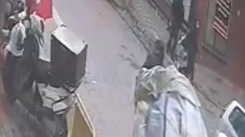 Zeytinburnu'nda sokak ortasında silahlı saldırı! Arkadaşını vuran saldırganı böyle kovaladı