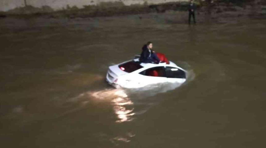 Giresun’da dereye uçan otomobilde can pazarı! Akıntıya karşı büyük mücadele