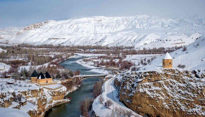 Kış manzarası büyüledi! Erzincan’da kartpostallık görüntüler oluştu, objektiflere yansıdı