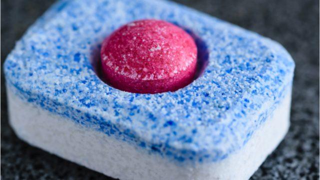 Ocak temizliği hiç bu kadar kolay olmamıştı! İşte bulaşık tableti ile ocak temizliği