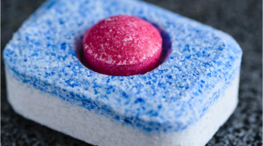 Ocak temizliği hi&ccedil; bu kadar kolay olmamıştı! İşte bulaşık tableti ile ocak temizliği