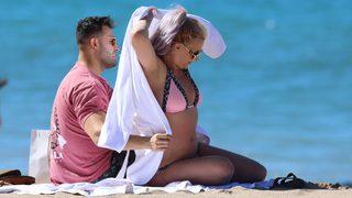 Özgürlüğüne kavuşan Britney Spears kendini sahile attı