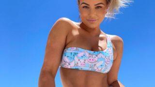 Sosyal medya fenomeni Karina Irby, poz verme hilesini kullanarak saniyeler içinde vücudunu değiştirebildiğini gösterdi