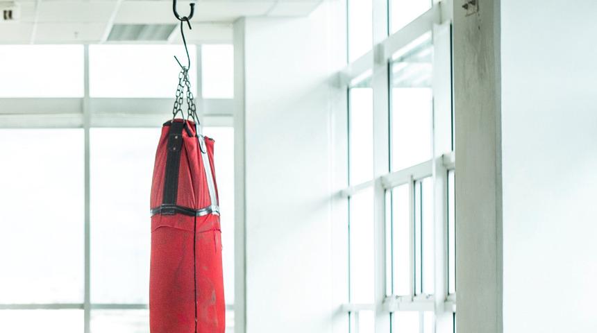 Torba koptu, olanlar oldu! Metal kanca cinsel organına saplandı