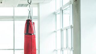 Torba koptu, olanlar oldu! Metal kanca cinsel organına saplandı