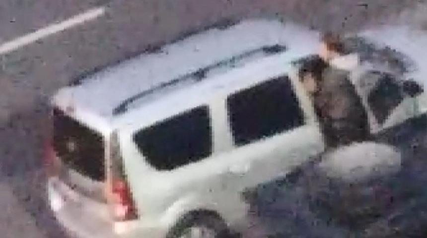 Avcılar'da sokak ortasında dehşet! Zorla araca bindirdiği kadını dövdü