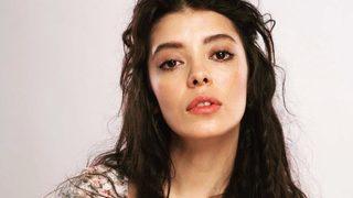 Güzel oyuncu Selin Şekerci cesur pozuyla takipçilerini mest etti! 