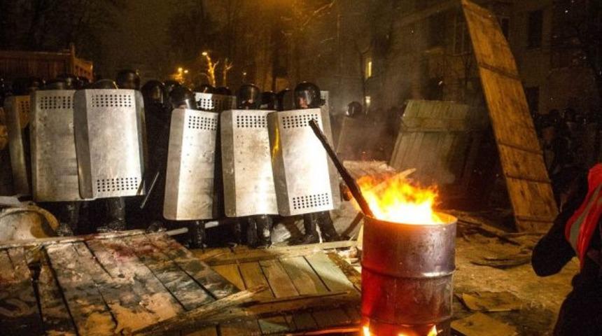 Ukrayna: 200 bin kişi hükümeti protesto etti