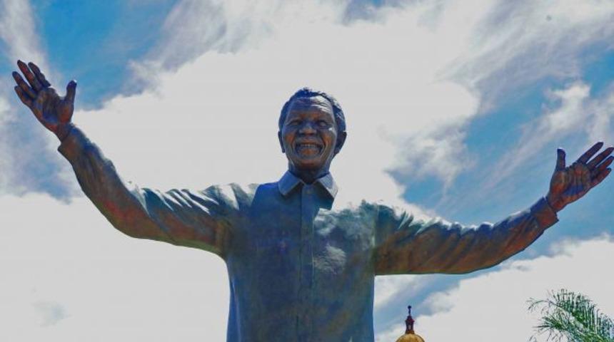 Devlet Başkanlığı Sarayı’na 9 metrelik Mandela heykeli
