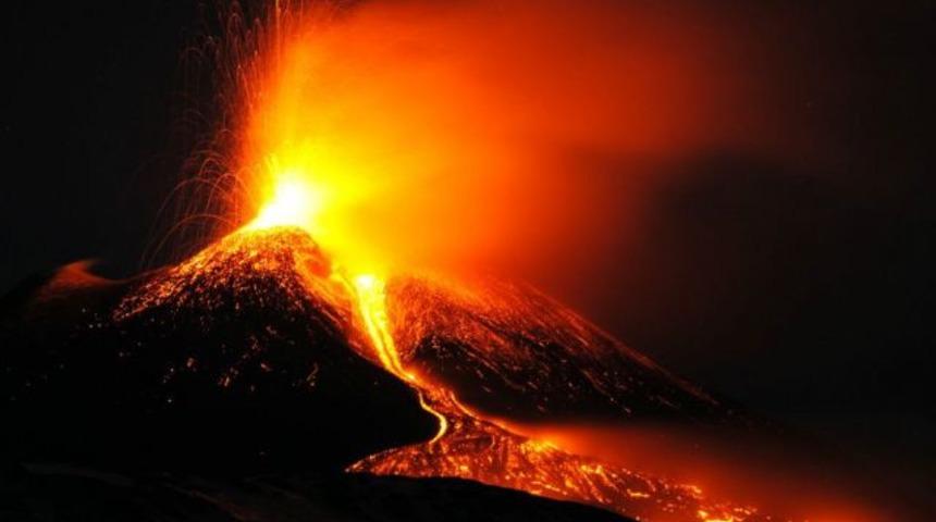 Etna kül ve lav püskürtmeye devam ediyor