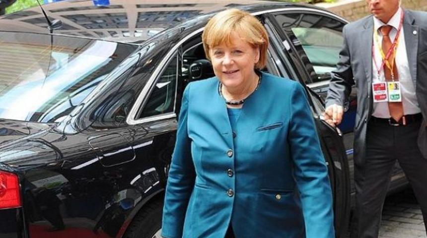 Angela Merkel yeniden başbakan