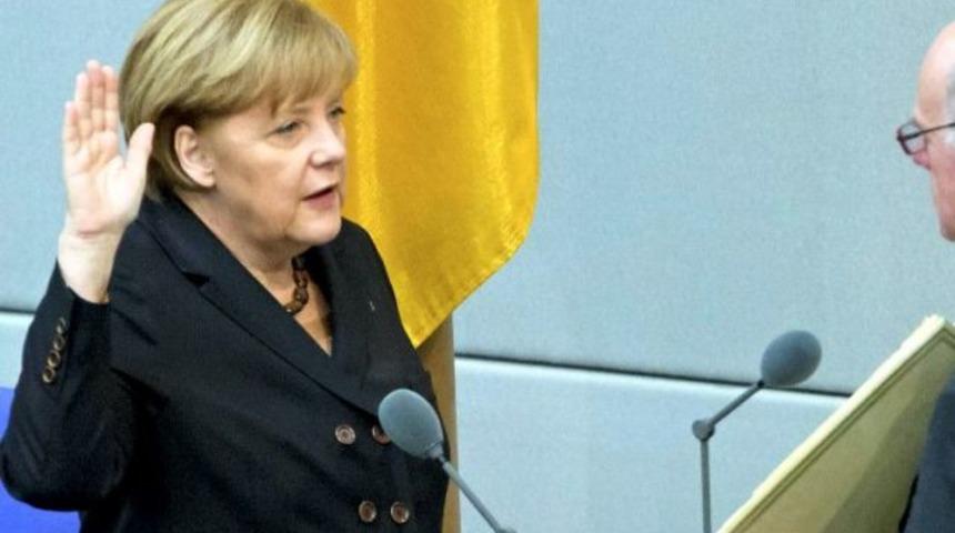 Merkel yemin ederek göreve başladı