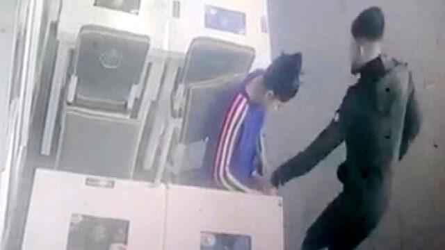 Yemek yerken hayatının şokunu yaşadı! Genç kadının o anları kamerada