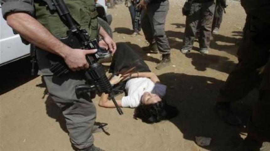 Fransız diplomatı yerde s&uuml;r&uuml;klediler