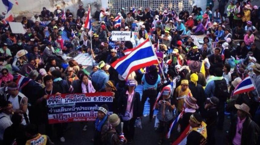 Tayland'da göstericiler partileri engelliyor
