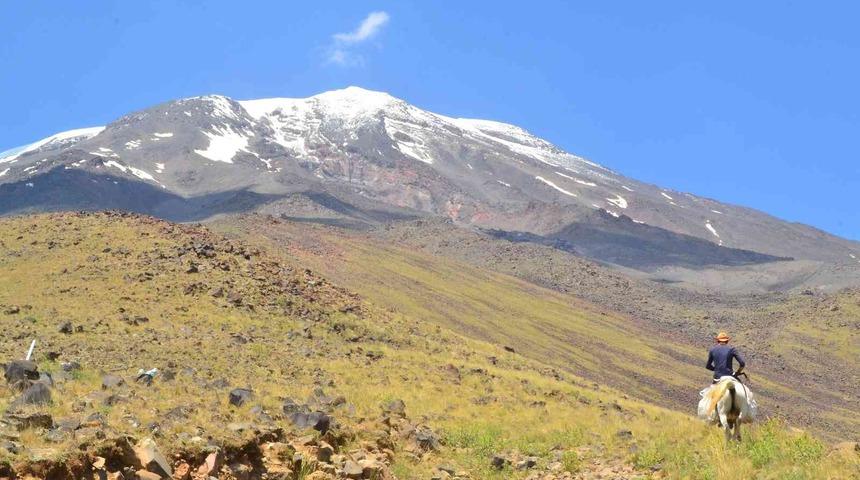 Ağrı Dağı'na tırmanırken fark etti... 3 dağ arasında bağ keşfetti