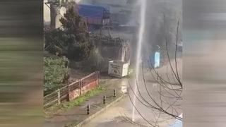 Büyükçekmece'de su borusu patladı! Tazyikli su metrelerce yukarı fışkırdı
