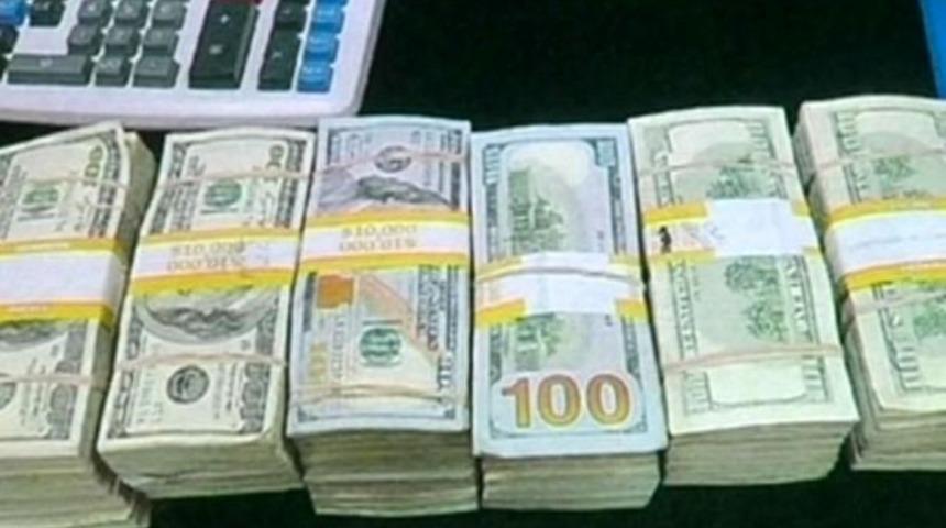 Taksi şoförü 300 bin doları iade etti