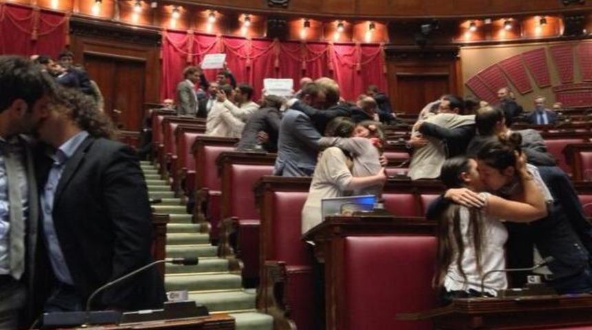 Vekiller dudaktan &ouml;p&uuml;şmeye başlayınca...