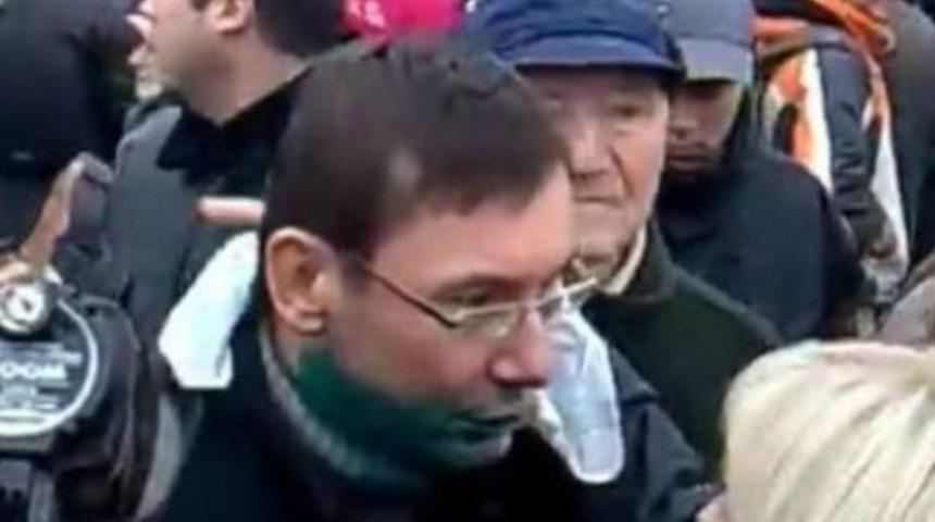 Yüzüne boya atılan eski bakandan “Avatar gibi olduk” esprisi