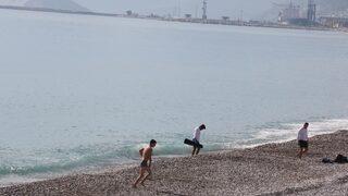 Görüntüler Antalya'dan! Yurt genelinde soğuk hava etkili olurken, onlar denize girdi