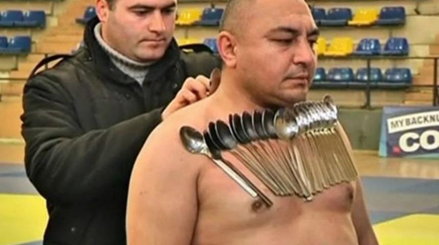 Çıplak vücutta 53 kaşık rekoru