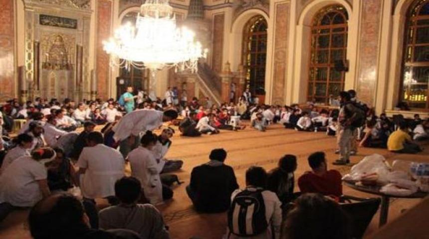 Dolmabah&ccedil;e'de fatura imam ve m&uuml;ezzine