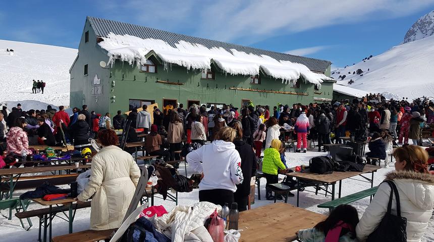Otelin sundurması biriken karın ağırlığıyla çöktü... Çok sayıda yaralı var