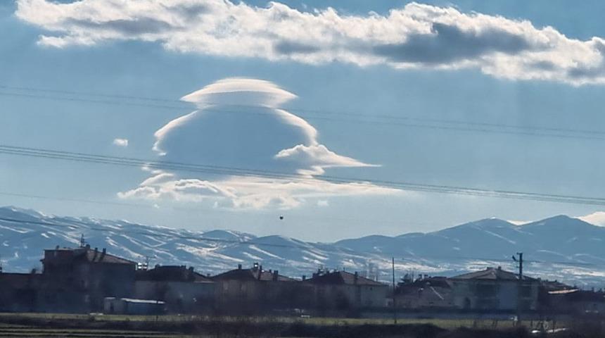 Mercek bulutu bu kez Elazığ'da belirdi! UFO'ya benzettiler