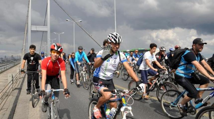 Binlerce bisikletli, pedal çevirdi