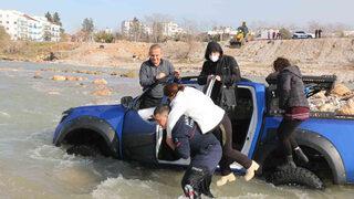 Korku dolu anlar! Araç akıntıya kapıldı, herkesi teker teker sırtında taşıdı