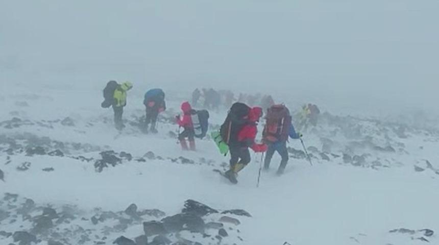 Ağrı Dağı'nda mahsur kalan İranlı dağcılar ölümden döndü