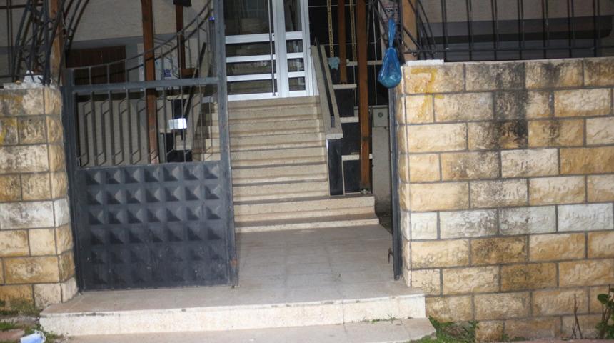 Adana'da akılalmaz hırsızlık! Göz göre göre binanın kapısını çaldılar