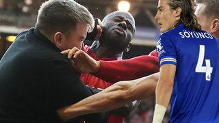 Attıkları gole sevinirken taraftardan yumruk yediler! Milli futbolcumuz Çağlar Söyüncü şok oldu