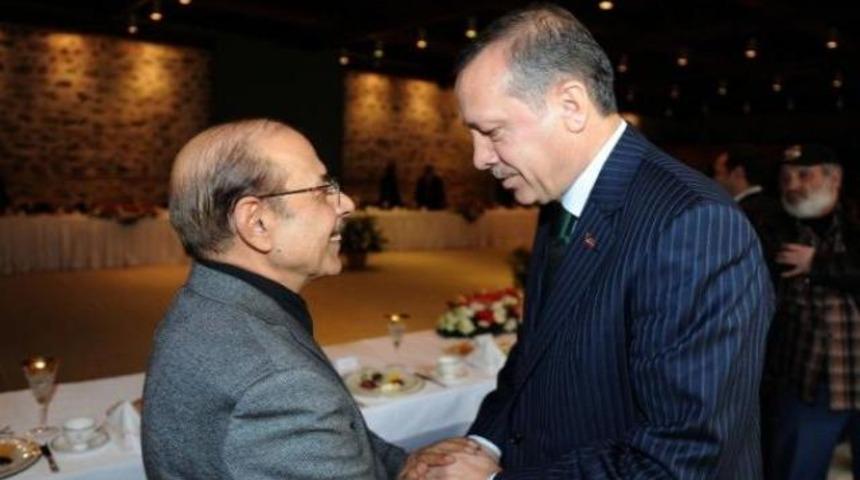 Başbakan Neşet Ertaş i&ccedil;in şarkı s&ouml;yleyecek