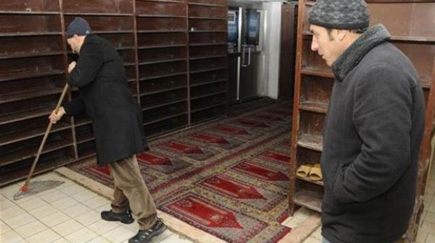 İmam 'bakanlar'ı savununca cemaat camiyi terk etti