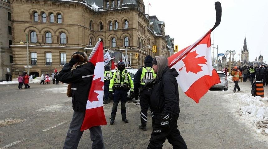 Kanada&rsquo;nın başkenti Ottawa&rsquo;da aşı karşıtı protestolar nedeniyle acil durum ilan edildi