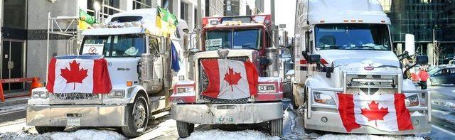 Kamyonlarına Kanada bayrağı asan kamyoncular, korna çalarak caddeleri trafiğe kapattı