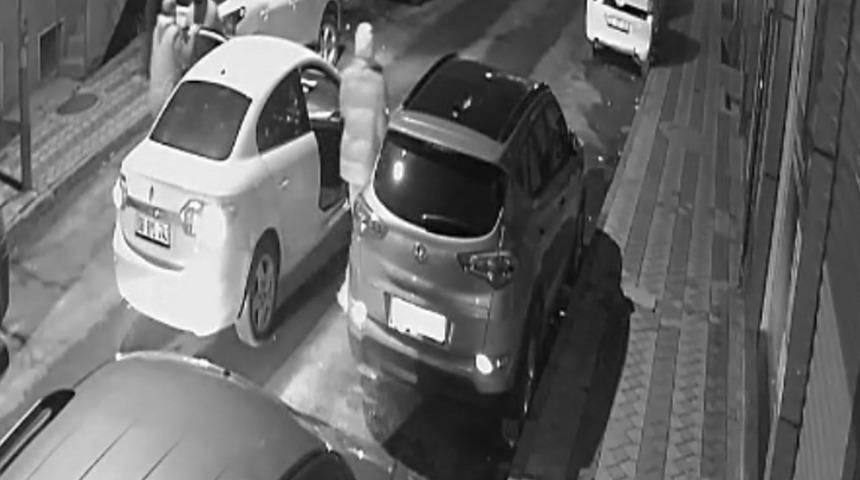 Otomobilin yolunu kesti, şoförün başında şişe kırdı