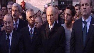 Engin Alan, annesini son yolcuğuna uğurladı