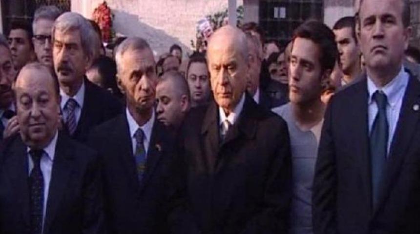 Engin Alan, annesini son yolcuğuna uğurladı