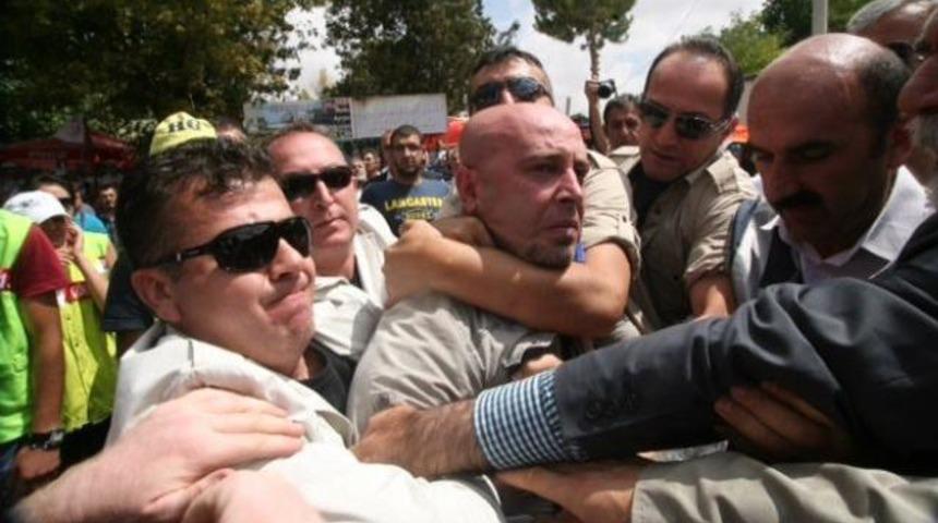 Bekir Bozdağ'a saldıran kişi karakolluk oldu