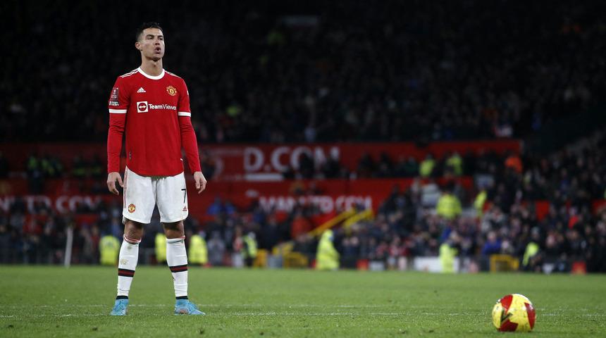 Cristiano Ronaldo Instagram'ı salladı! 400 milyon takipçiye ulaşan ilk kişi olmayı başardı, Lionel Messi'ye fark attı