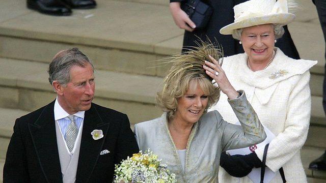 Kraliçe Elizabeth, Prens Charles ve Camilla'nın evlilik töreni ardından gülümserken.