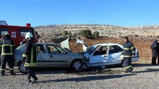 Düğün ile cenaze konvoyu çarpıştı