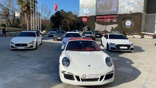 İstanbul'da lüks otomobil kaçakçılığı operasyonu! Emniyetin bahçesi galeriye döndü