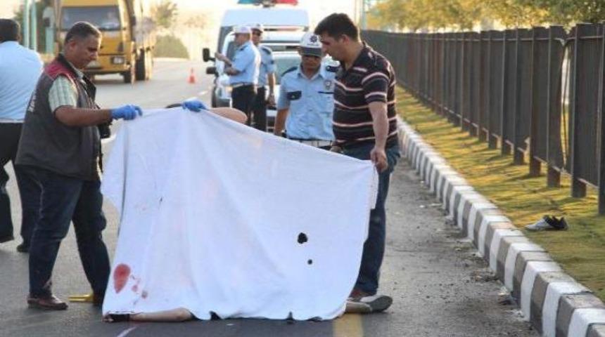 Trakt&ouml;r rom&ouml;rk&uuml;ne &ccedil;arpan motosikletli &ouml;ld&uuml;